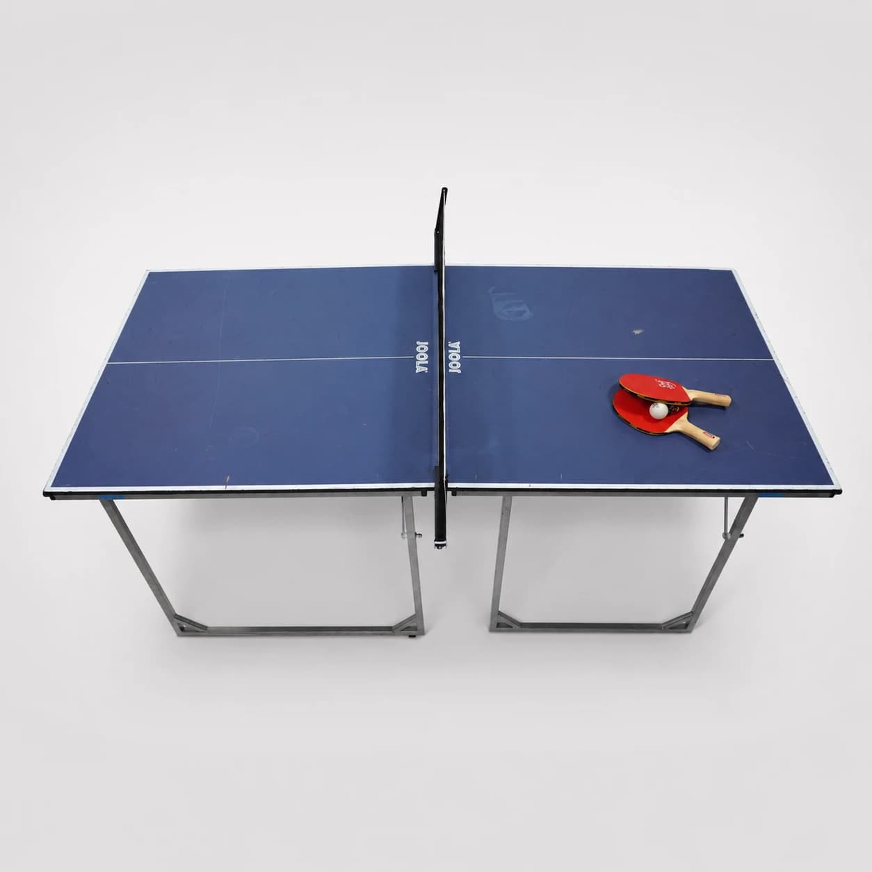 Draufsicht der Mini-Tischtennisplatte mit 2 Tischtennisschlägern und Tischtennisball