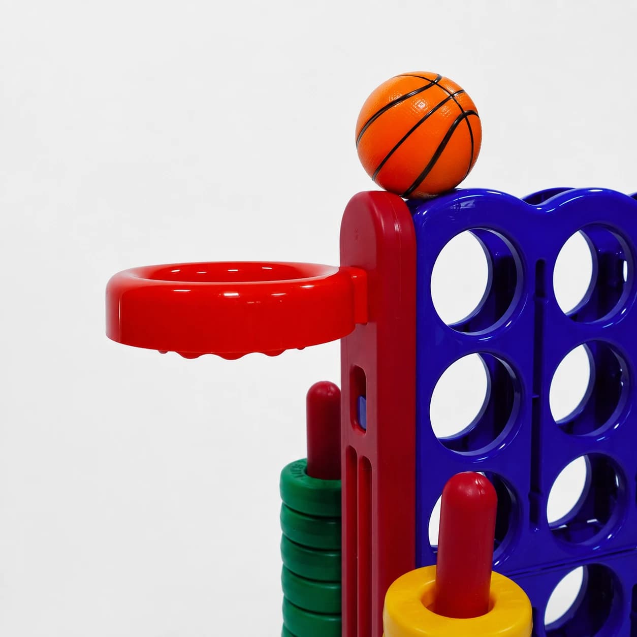 XXL-4-Gewinnt Basketballkorb am XXL-4-Gewinnt Spiel