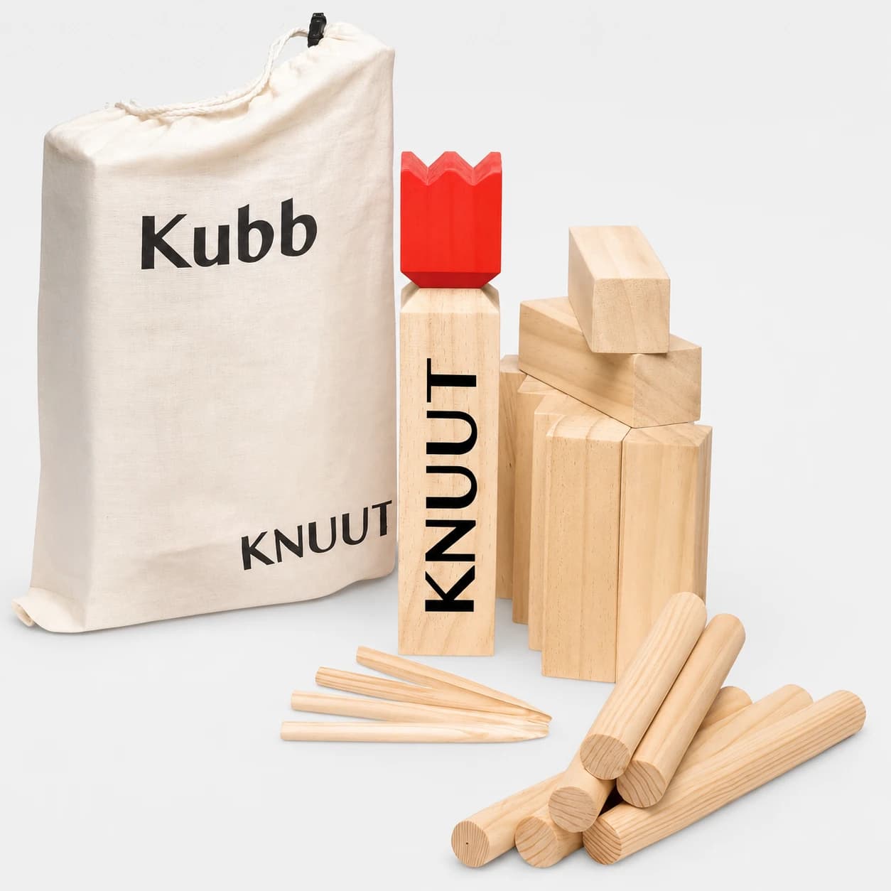 aufgebautes XXL Kubb Set mit Tragetasche daneben