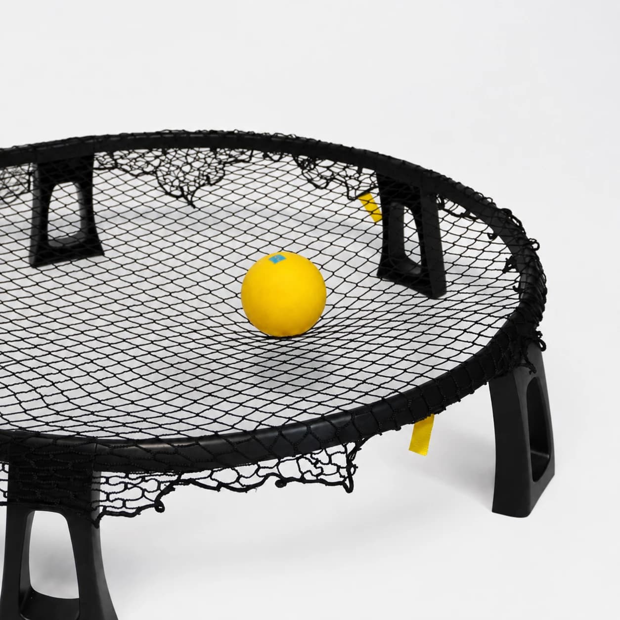 Roundnet-Set mit Ball näher rangezoomt