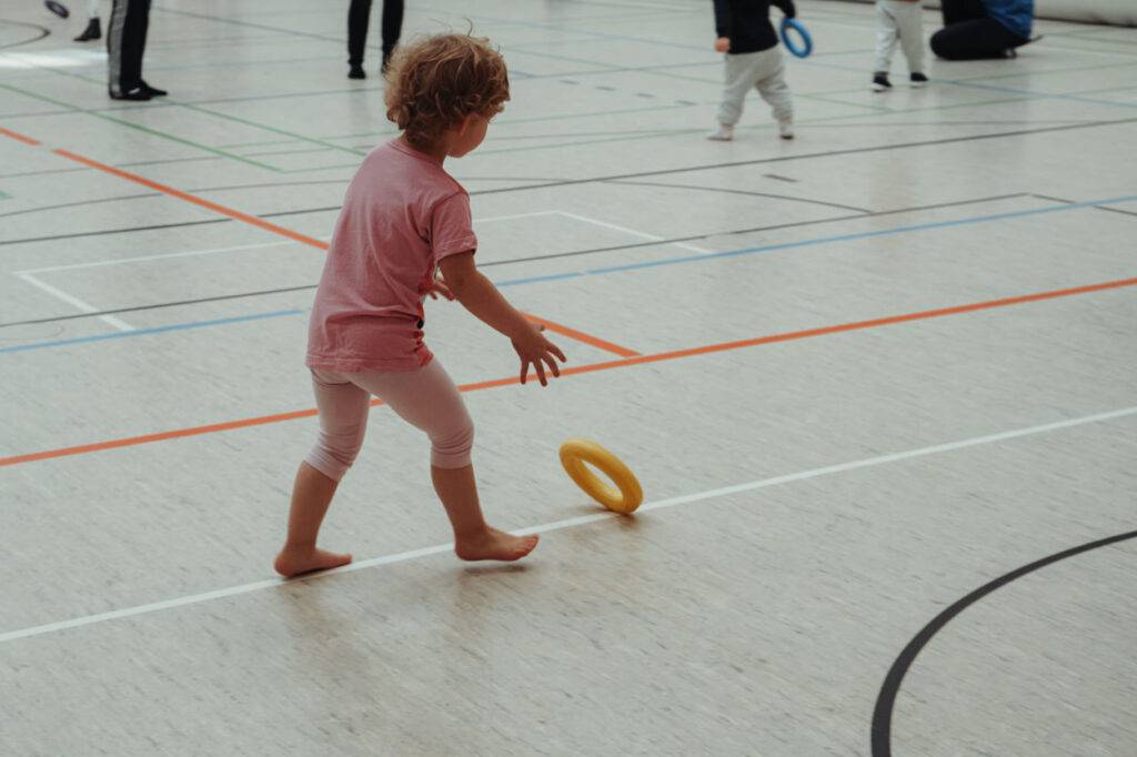 Kinderturnen | Eltern Kind Sport | Kindersport Dresden | Kind hebt Ring auf