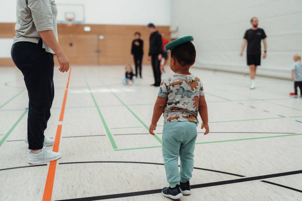 Kinderturnen | Eltern Kind Sport | Kindersport Dresden | Kind balanciert Ring auf Kopf