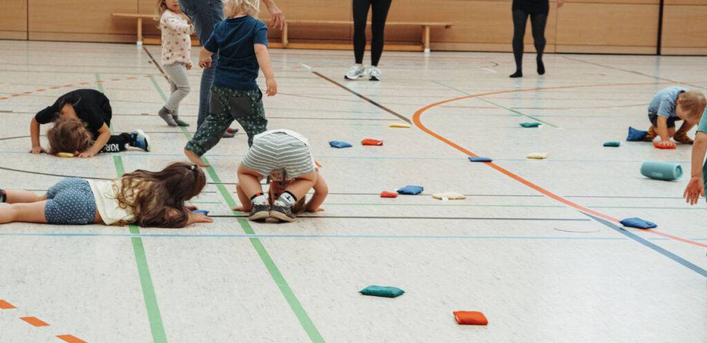 Kinderturnen | Eltern Kind Sport | Kindersport Dresden | Übung mit Kirschkernkissen