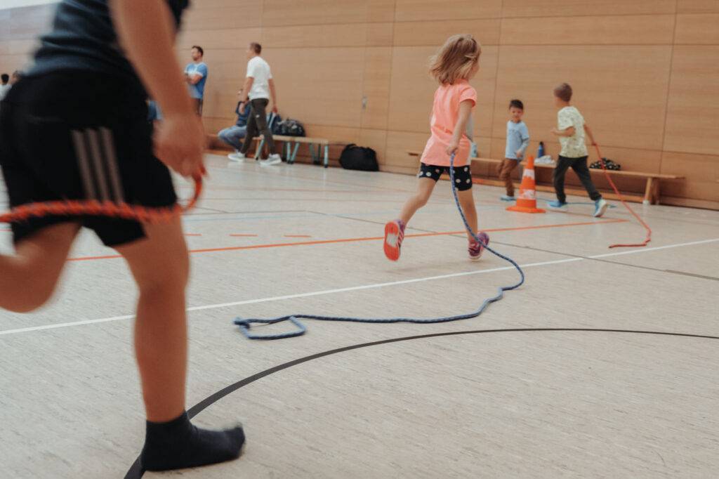 Kinderturnen | Eltern Kind Sport | Kindersport Dresden | Kinder rennen mit Seilen